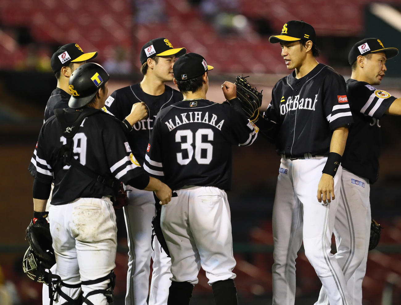 楽天対ソフトバンク　勝利しタッチを交わすソフトバンク柳田（右から2人目）ら（撮影・足立雅史）