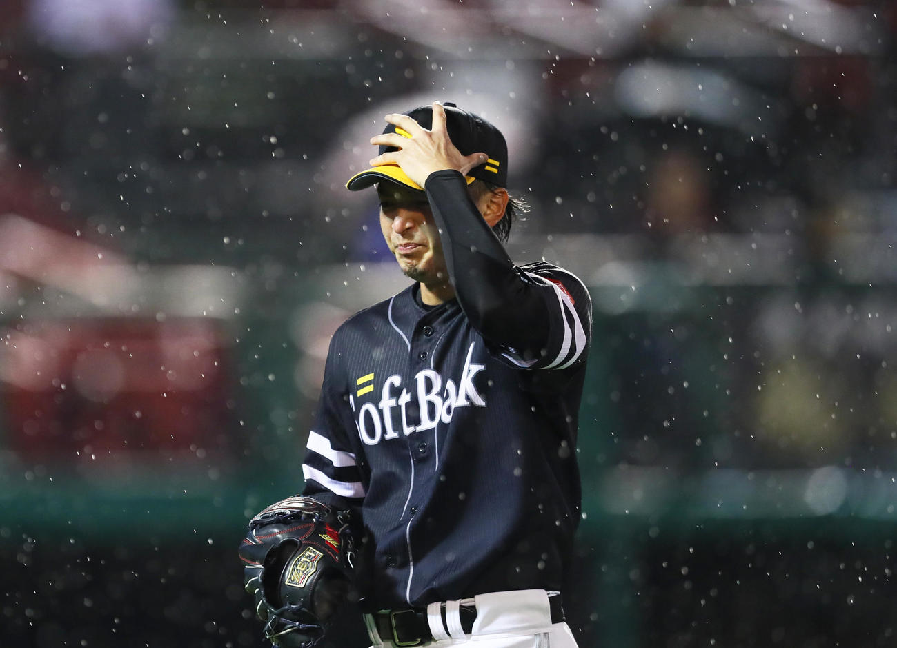 楽天対ソフトバンク　激しい雨の中、粘りの投球を見せるソフトバンク東浜（撮影・足立雅史）