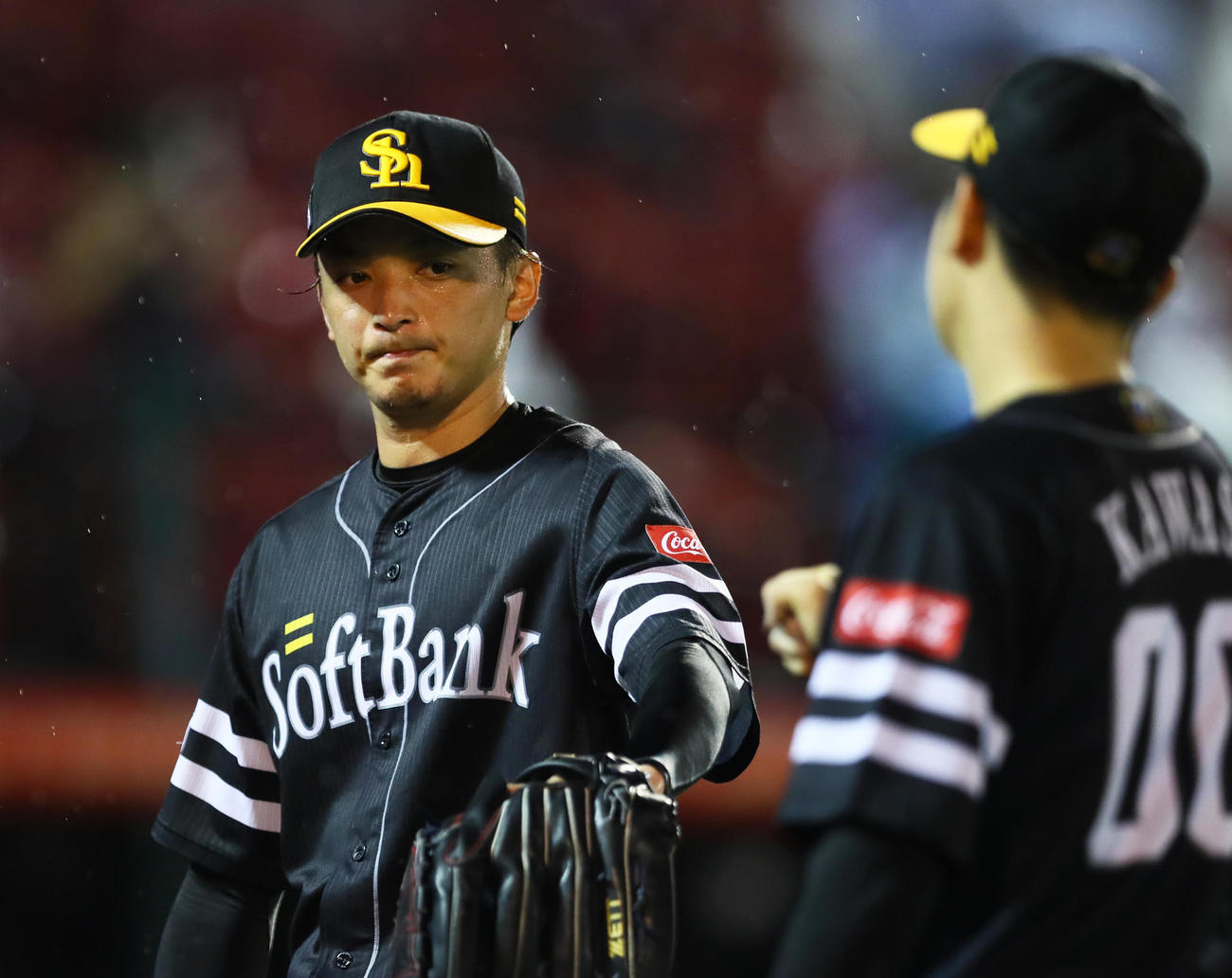 楽天対ソフトバンク5回裏楽天2死一、三塁、ロメロを見逃し三振に仕留めベンチに戻る東浜（撮影・足立雅史）