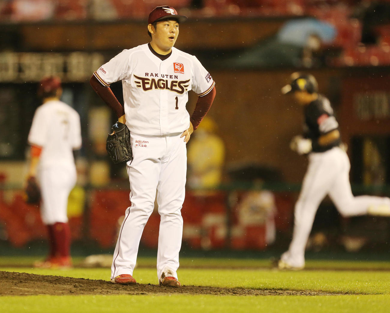 楽天対ソフトバンク　3回表ソフトバンク1死一、二塁、柳田（後方）に左越え21号3点本塁打を浴びる松井（撮影・野上伸悟）