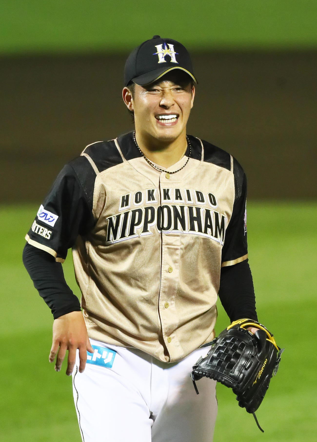 楽天対日本ハム　2回裏楽天2死一、二塁、岡島を中飛に仕留め複雑な笑顔を見せる吉田輝（撮影・足立雅史）