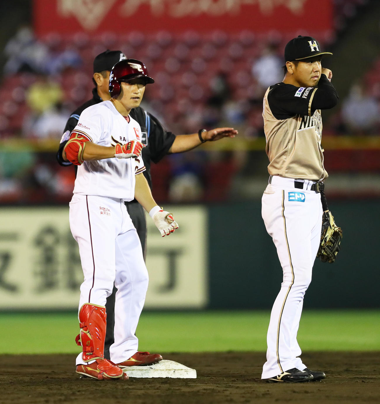 楽天対日本ハム　4回裏楽天2死二塁、中前適時打を放った小深田（左）（撮影・足立雅史）