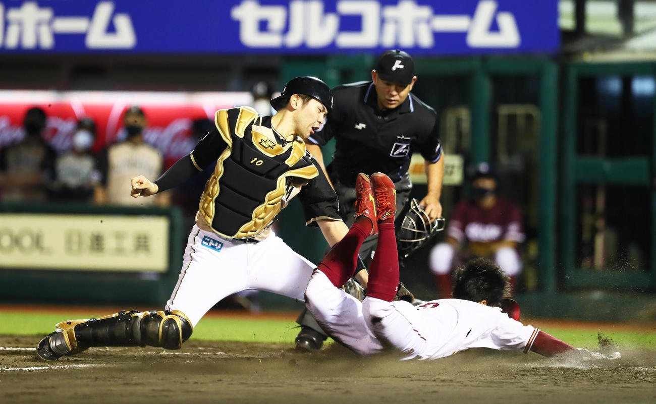 楽天対日本ハム　4回裏楽天1死三塁、相手野選にヘッドスライディングで生還する茂木（右）。捕手清水（撮影・足立雅史）