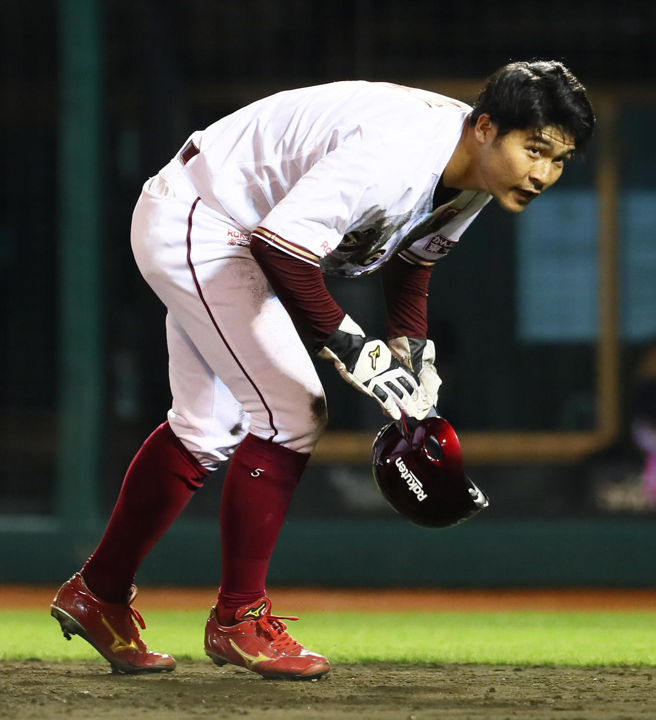 楽天対日本ハム　4回裏楽天1死三塁、相手野選にヘッドスライディングで生還した茂木（撮影・足立雅史）