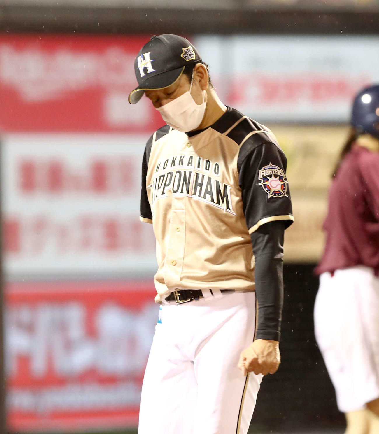 楽天対日本ハム　6回裏、投手交代を告げる栗山監督（撮影・黒川智章）