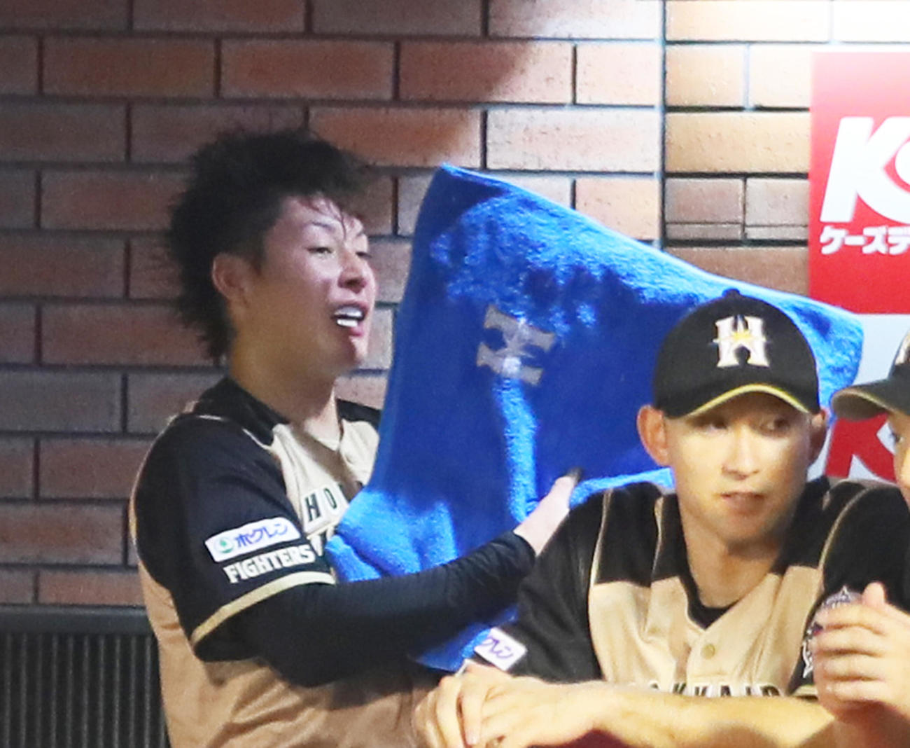 楽天対日本ハム　6回途中3失点でマウンドを降り悔しそうにタオルで汗をぬぐう日本ハム吉田輝（撮影・足立雅史）