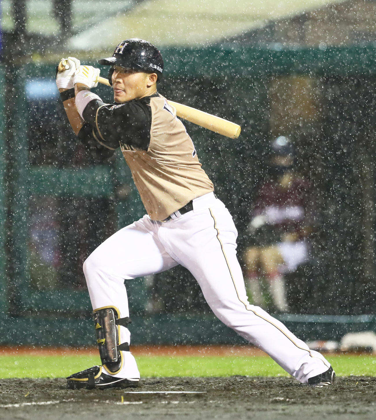 楽天対日本ハム　9回表日本ハム1死三塁、王柏融は中前適時打を放つ（撮影・足立雅史）