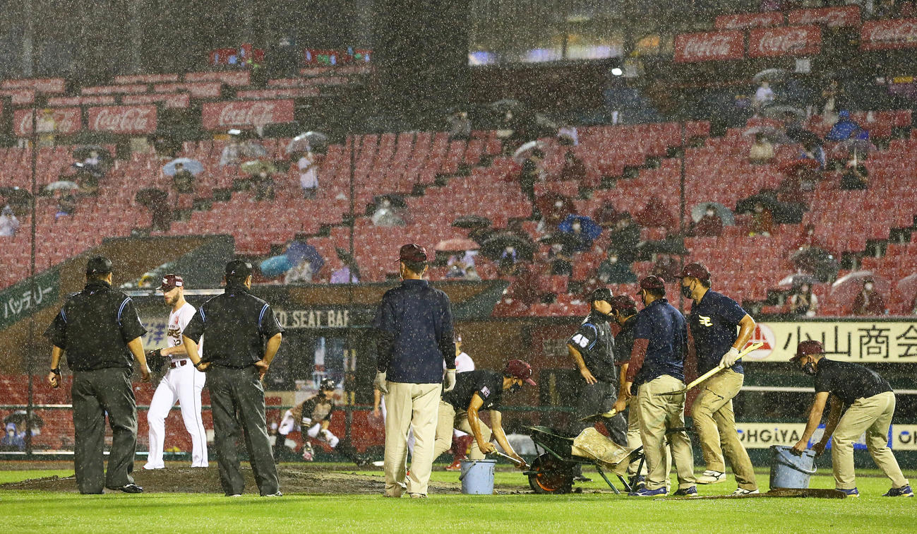 楽天対日本ハム　9回降雨のためグラウンド整備が行われる（撮影・足立雅史）