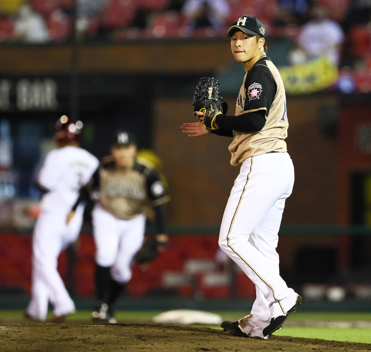 楽天対日本ハム　1回裏楽天無死満塁、浅村（左）を併殺打に仕留めるも1点を失う吉田輝（撮影・足立雅史）