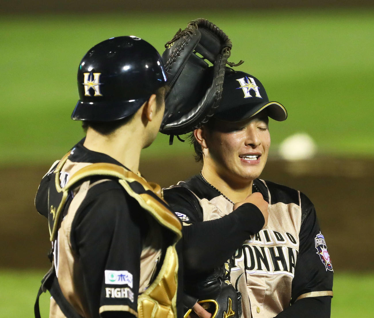 楽天対日本ハム　2回裏楽天2死一、二塁、岡島を中飛に仕留め笑顔の吉田輝（右）をミットではたく清水（撮影・足立雅史）