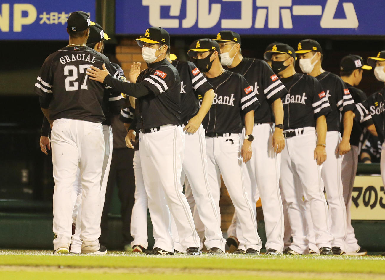 楽天対ソフトバンク　選手を出迎えるソフトバンク工藤監督（撮影・野上伸悟