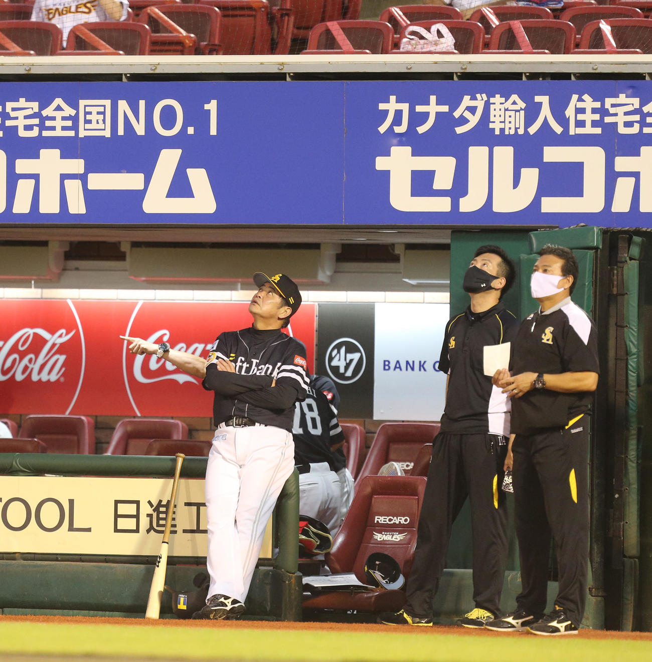 楽天対ソフトバンク　試合前に空を見上げるソフトバンク工藤監督（撮影・野上伸悟）