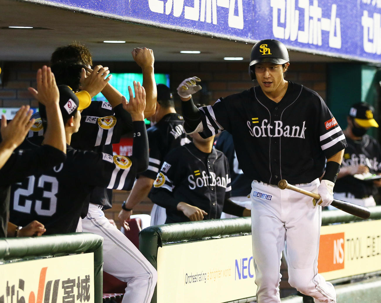 楽天対ソフトバンク　8回表ソフトバンク2死、左越え本塁打を放ちタッチを交わす柳田（撮影・足立雅史）