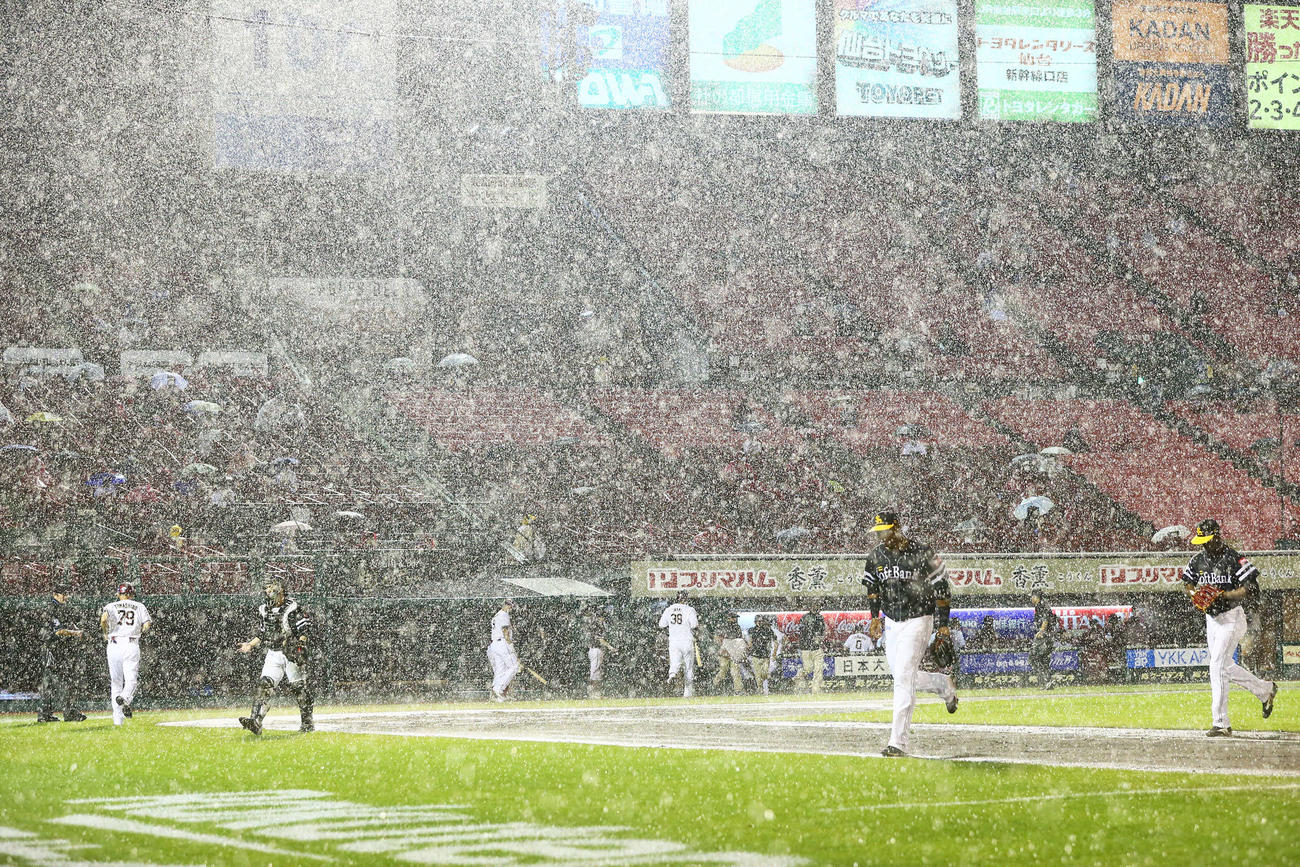 楽天対ソフトバンク　7回裏楽天1死一、二塁、激しい雨で試合が中断する（撮影・足立雅史）