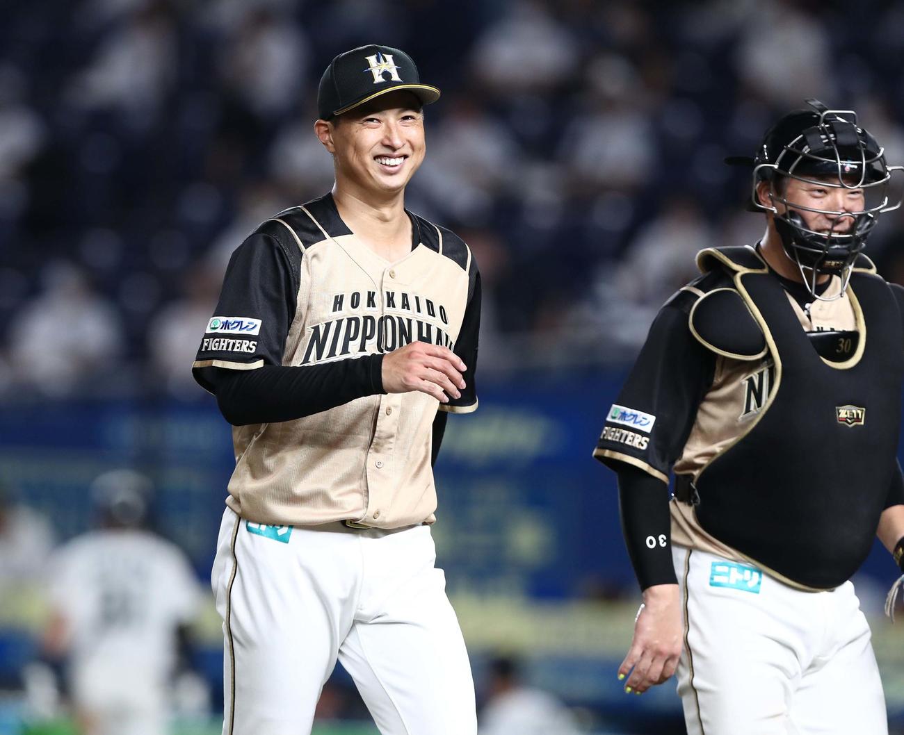 ロッテ対日本ハム　6回裏を打者3人で抑え笑顔で引き揚げる村田（撮影・黒川智章）