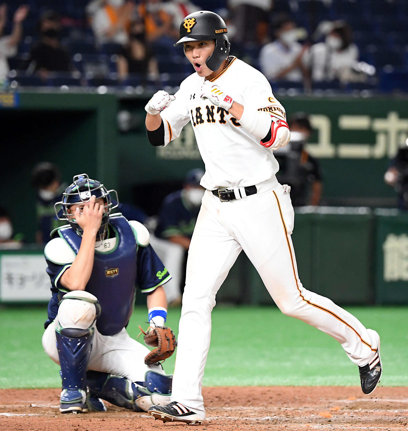 巨人対ヤクルト　8回裏巨人1死、勝ち越しのソロ本塁打を放った坂本（撮影・たえ見朱実）