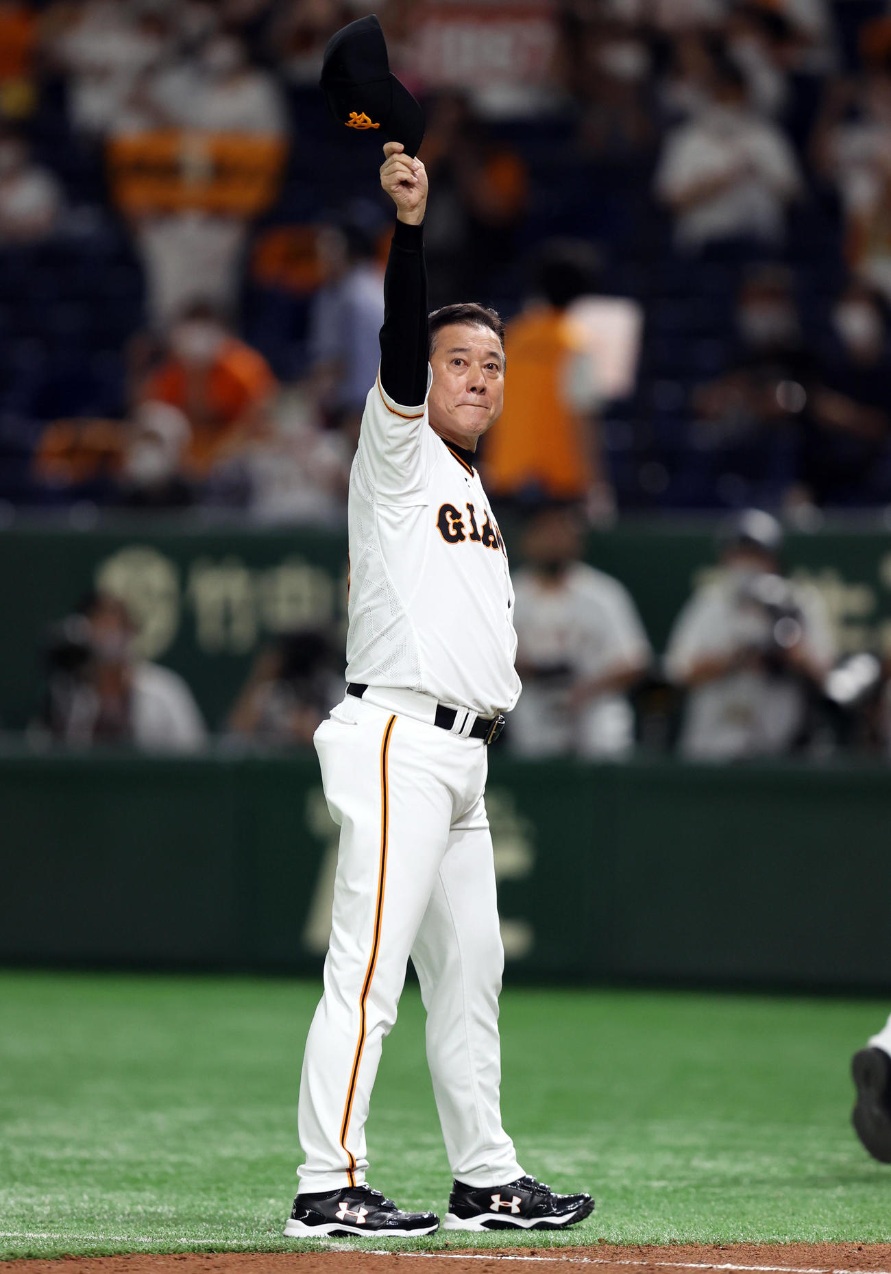 巨人対ヤクルト　川上哲治氏を超えて球団単独トップとなる通算1067勝目を達成し、ファンの声援に応える原監督（撮影・狩俣裕三）