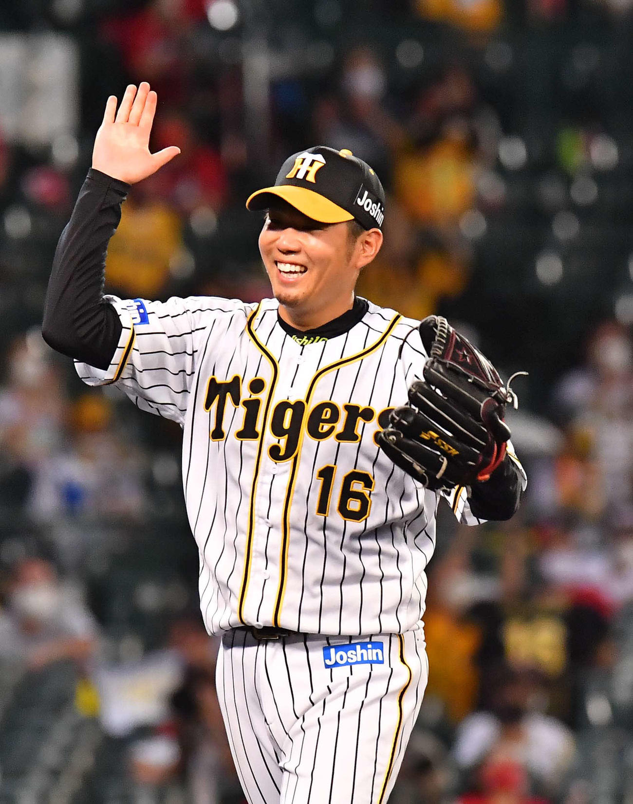阪神対広島　西勇は7回を無失点に抑え笑顔をでグラブを叩く（撮影・上田博志）