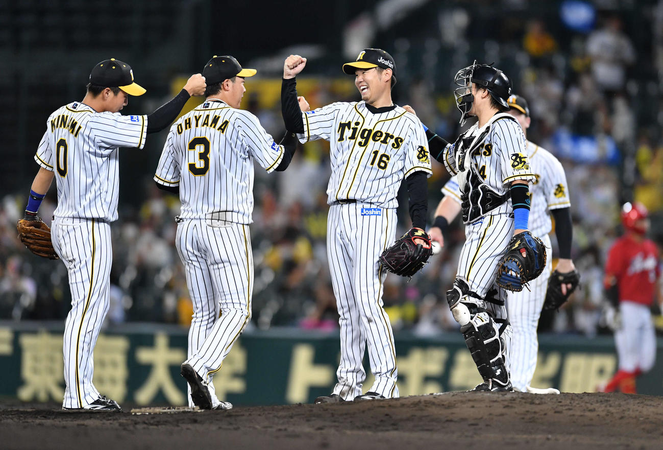 広島に完封勝利し、笑顔でナインとハイタッチする西勇輝（左から3人目）（撮影・岩下翔太）