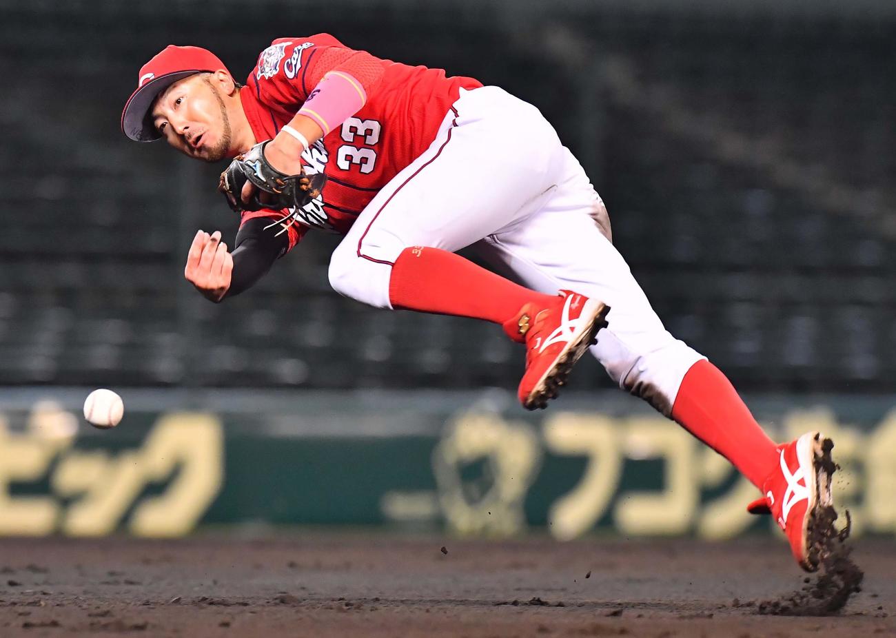 7回裏阪神1死、西勇輝の打球を捕り一塁へ好送球する菊池涼介（撮影・上田博志）