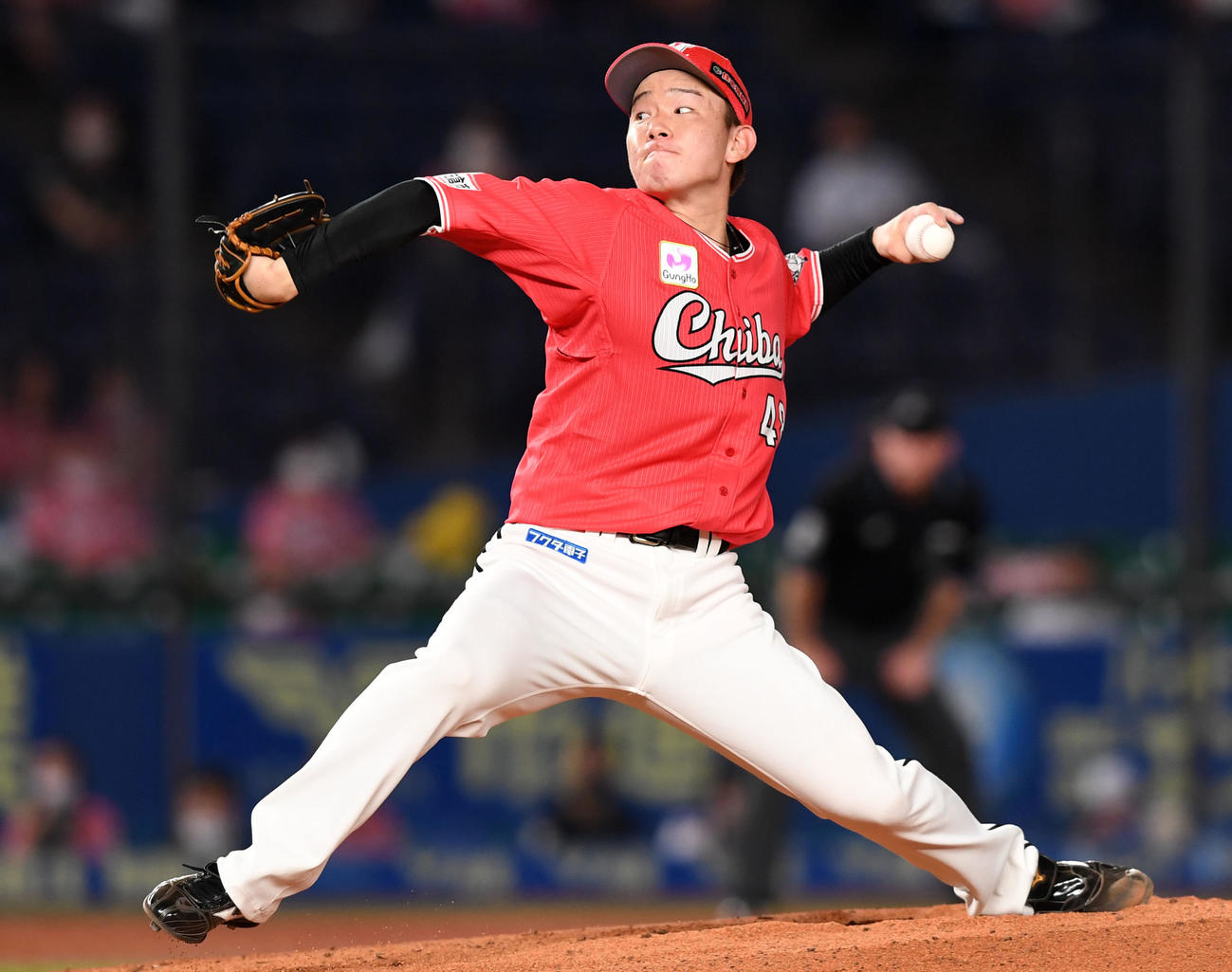 ロッテ対オリックス　力投するロッテ先発の中村稔（撮影・横山健太）