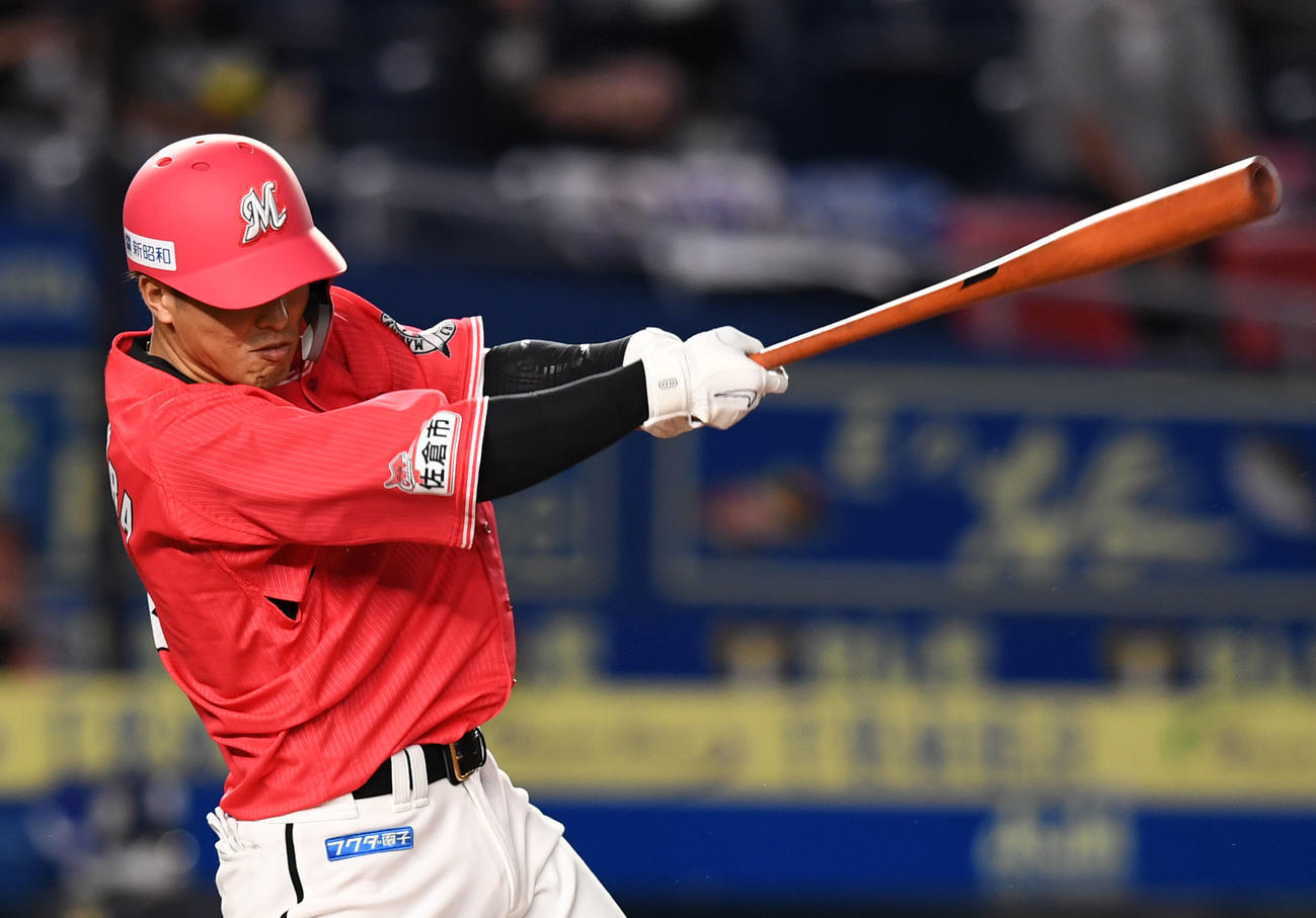 ロッテ対オリックス　6回裏ロッテ2死一、三塁、中前適時打を放つ中村奨（撮影・横山健太）