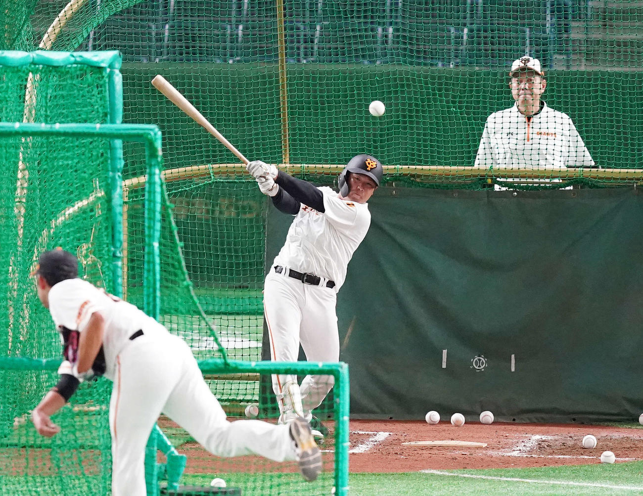 巨人対ヤクルト　試合前、巨人原監督（後方）が見つめる中、打撃練習する香月（撮影・江口和貴）