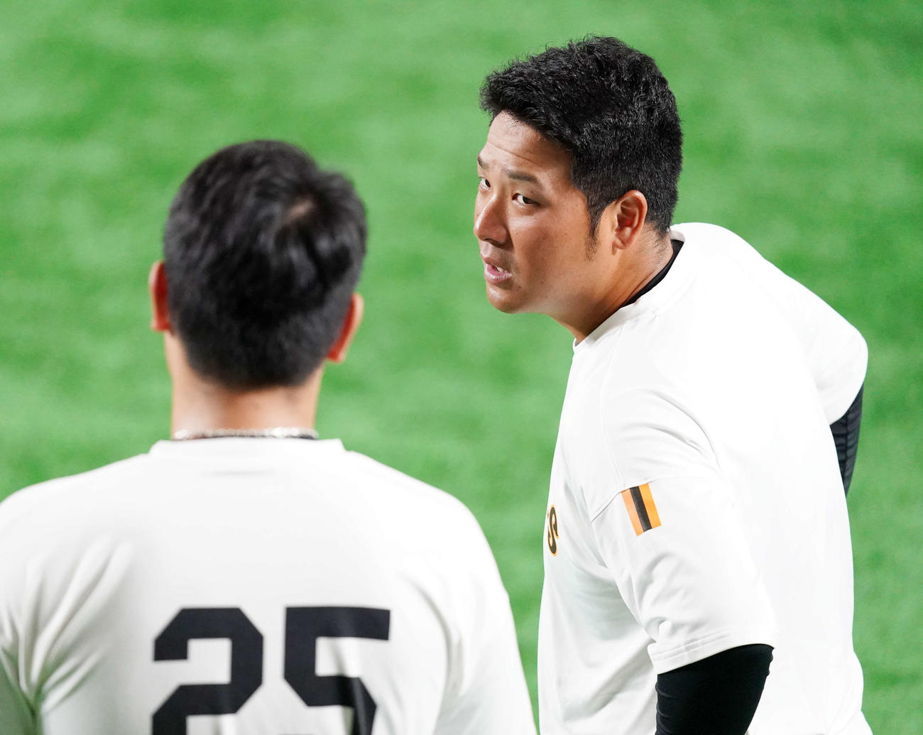 巨人対ヤクルト　試合前練習中、巨人岡本（左）と話す香月（撮影・江口和貴）