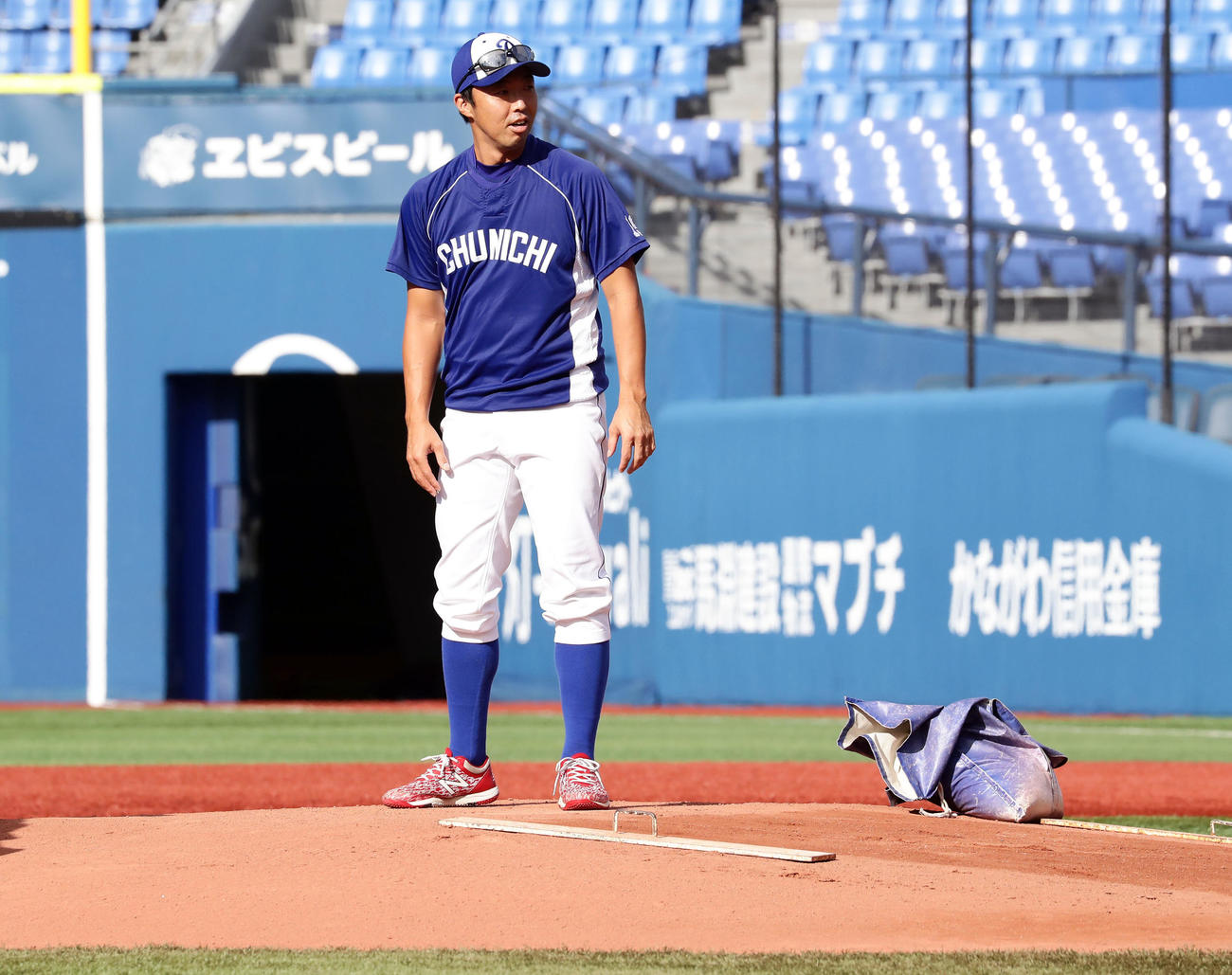 DeNA対中日　中日の吉見はマウンドに立って確認する（撮影・浅見桂子）