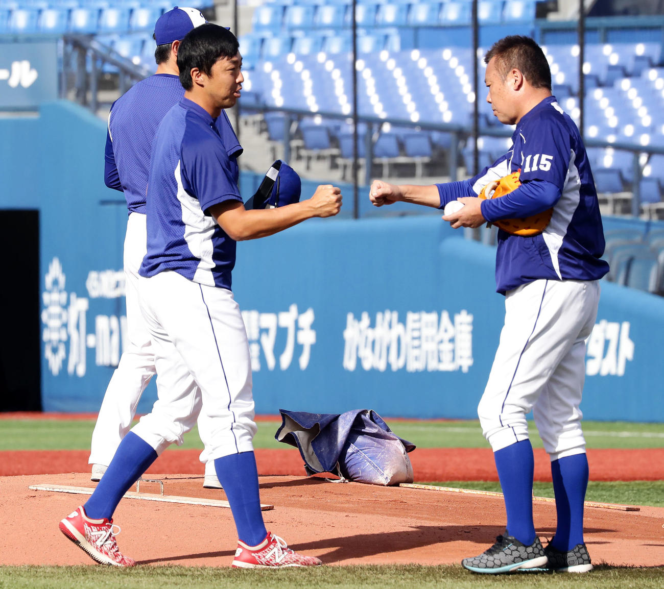 DeNA対中日　中日の吉見（左）はマウンドに向かいながらスタッフとグータッチ（撮影・浅見桂子）