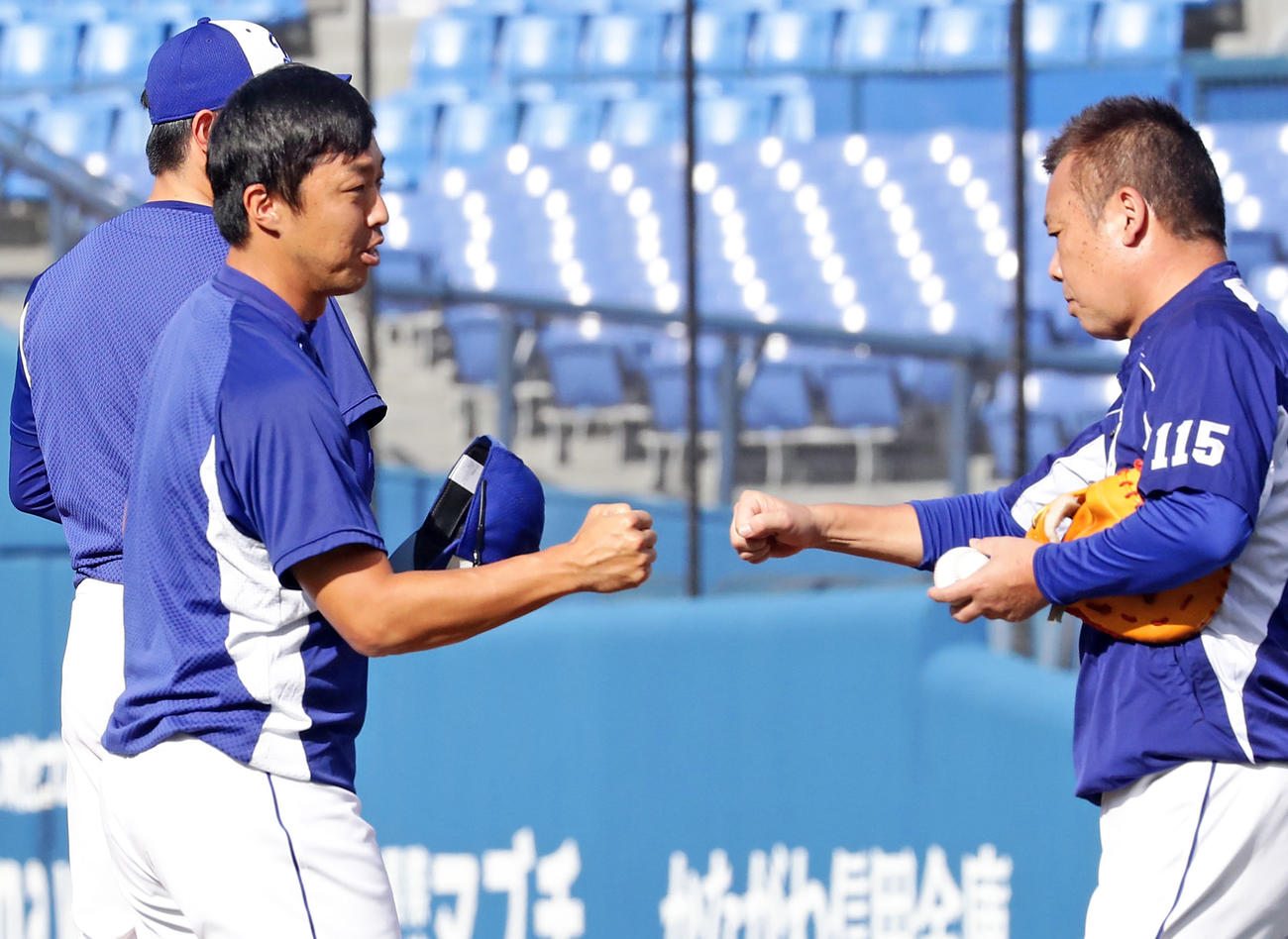 中日の吉見（左）はマウンドに向かいながらスタッフとグータッチ（撮影・浅見桂子）