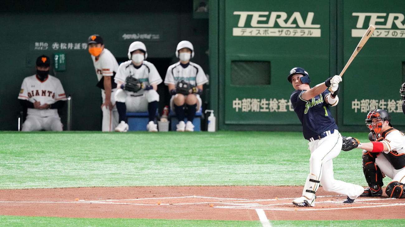 巨人対ヤクルト　1回表ヤクルト2死、先制ソロ本塁打を放つ山田哲（撮影・江口和貴）