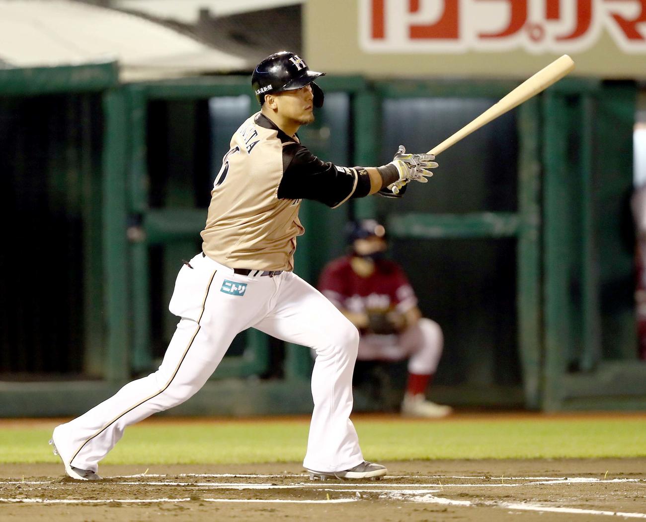 楽天対日本ハム　1回表日本ハム1死一、二塁、右前適時打を放つ中田（撮影・黒川智章）