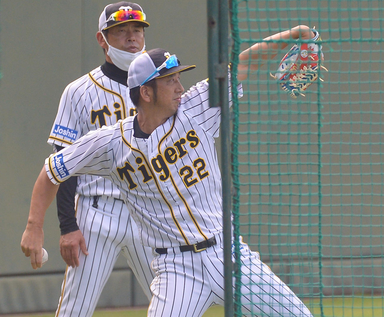 試合前練習、阪神・藤川球児（手前）。奥は香田勲男2軍投手コーチ（代表撮影）