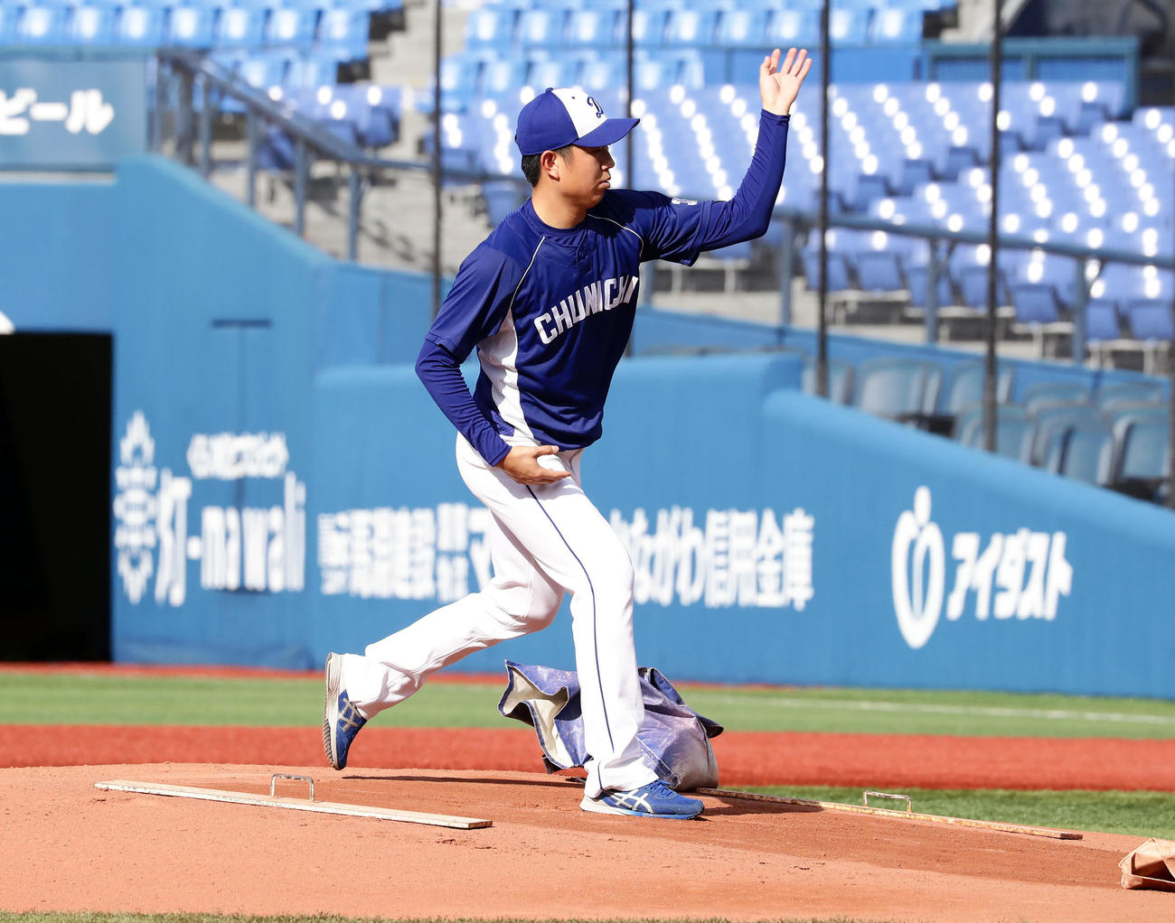 DeNA対中日　中日の松葉はマウンドで投球動作する（撮影・浅見桂子）