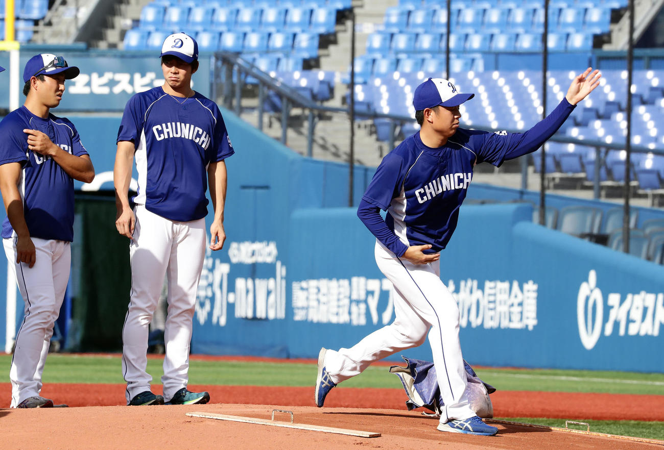 DeNA対中日　中日の松葉（右）はマウンドで投球動作する（撮影・浅見桂子）