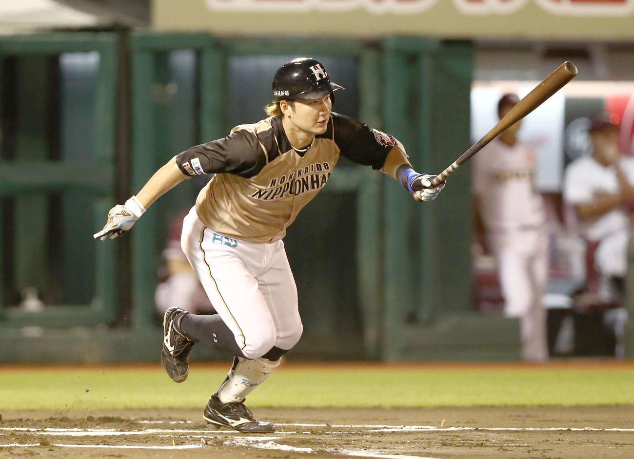 楽天対日本ハム　1回表日本ハム1死一、三塁、右前適時打を放つ渡辺（撮影・黒川智章）