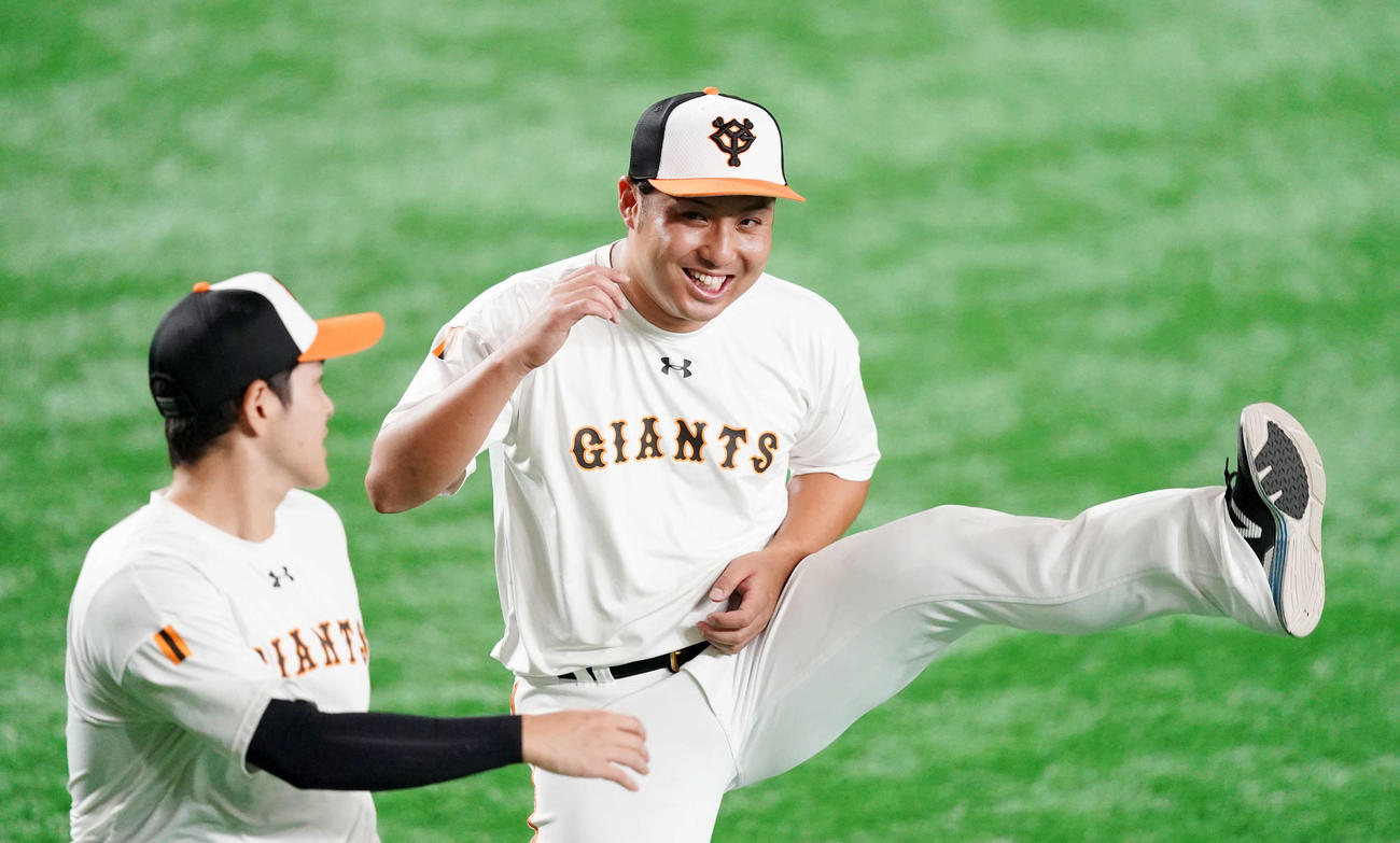 巨人対ヤクルト　試合前練習中、笑顔を見せる巨人今村（撮影・江口和貴）