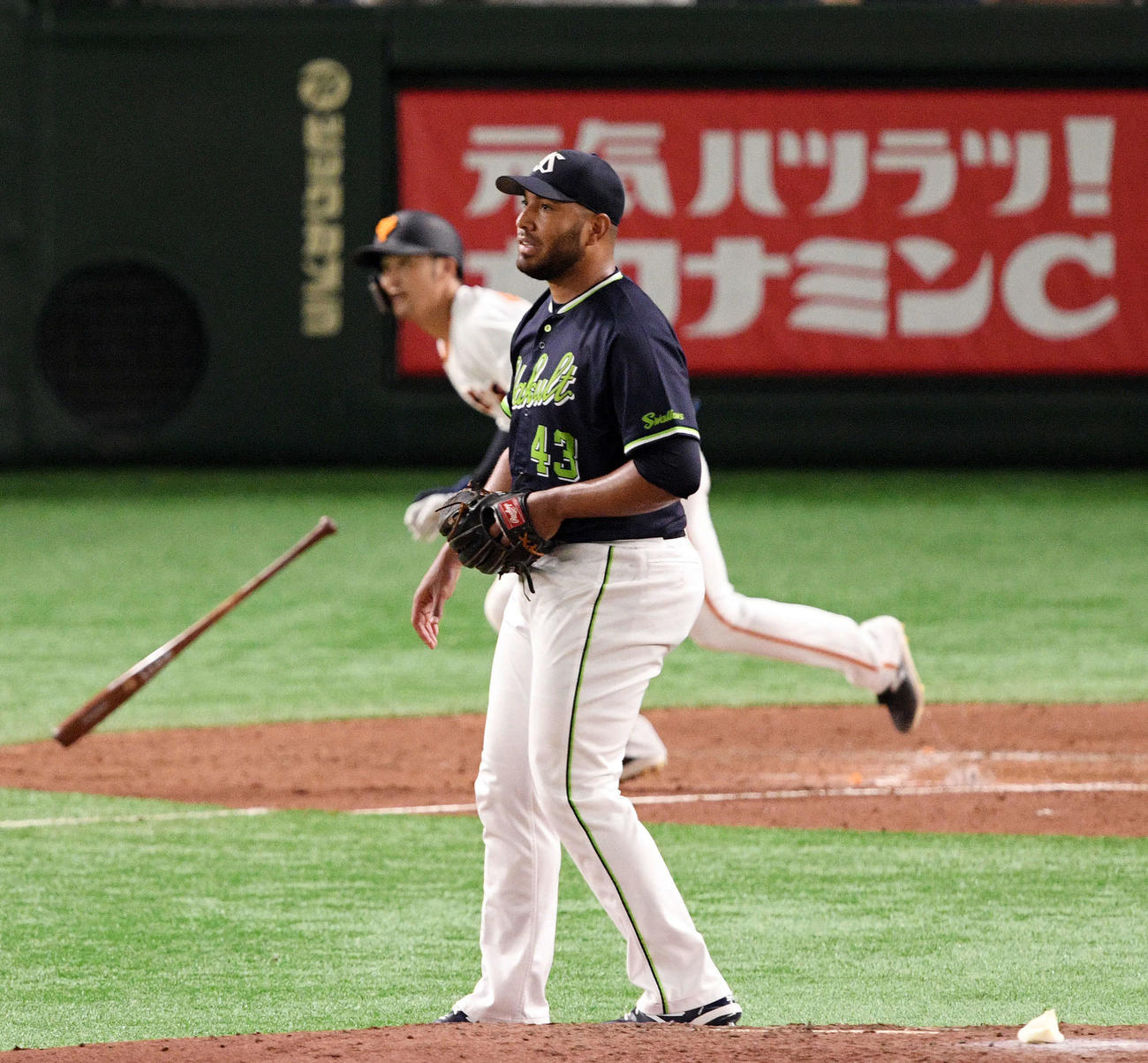 巨人対ヤクルト　5回裏巨人無死一塁、吉川尚（奥）に同点の適時打を浴びるスアレス（撮影・滝沢徹郎）