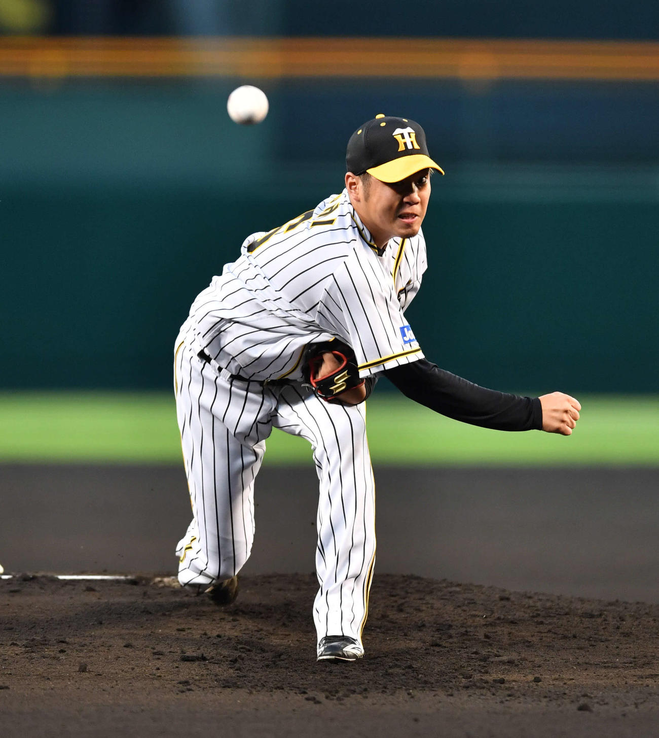阪神対広島15回戦　力投する阪神先発の西勇輝（撮影・岩下翔太）