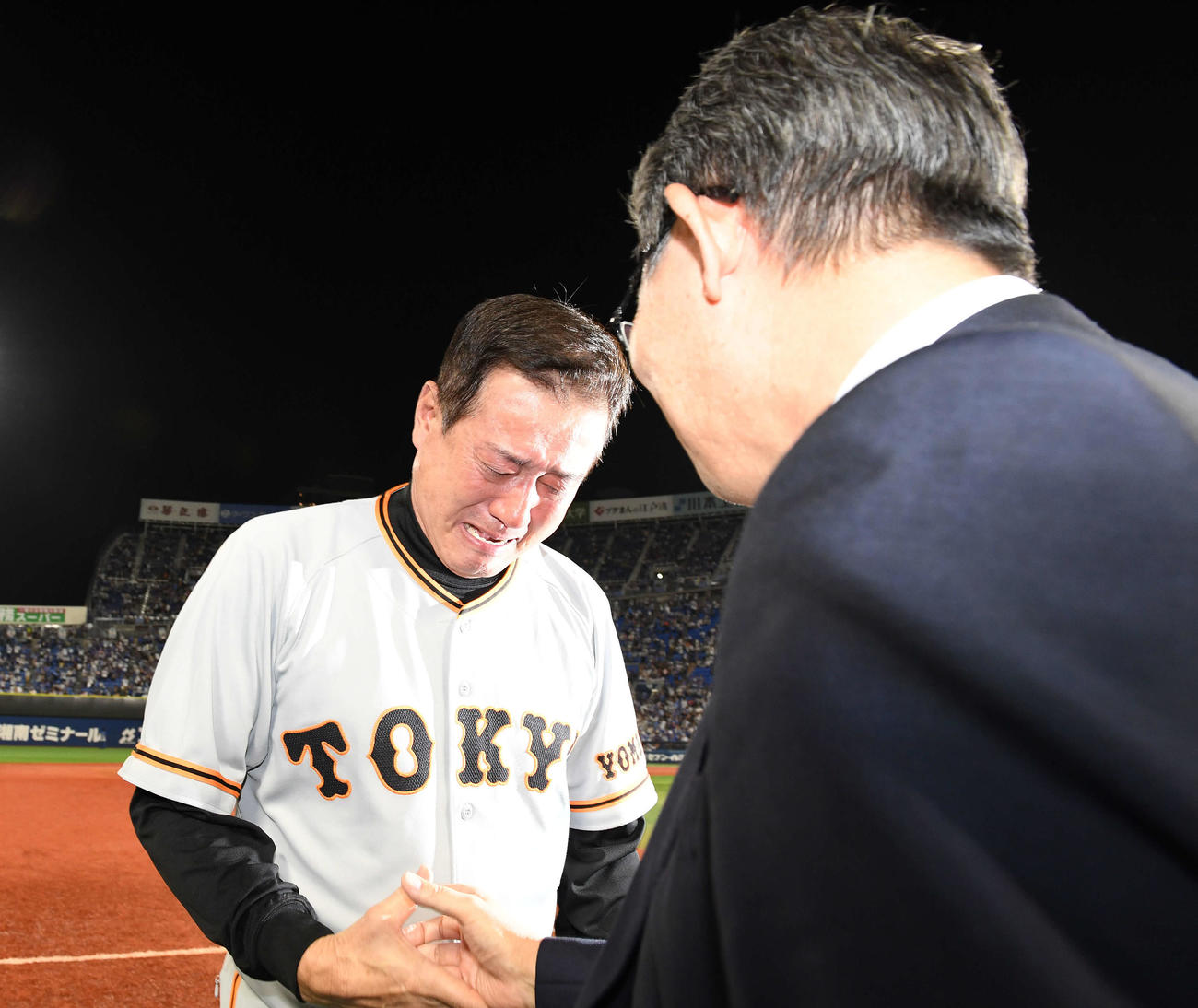 涙ながらに山口オーナーと握手する巨人原監督（2019年9月21日撮影）