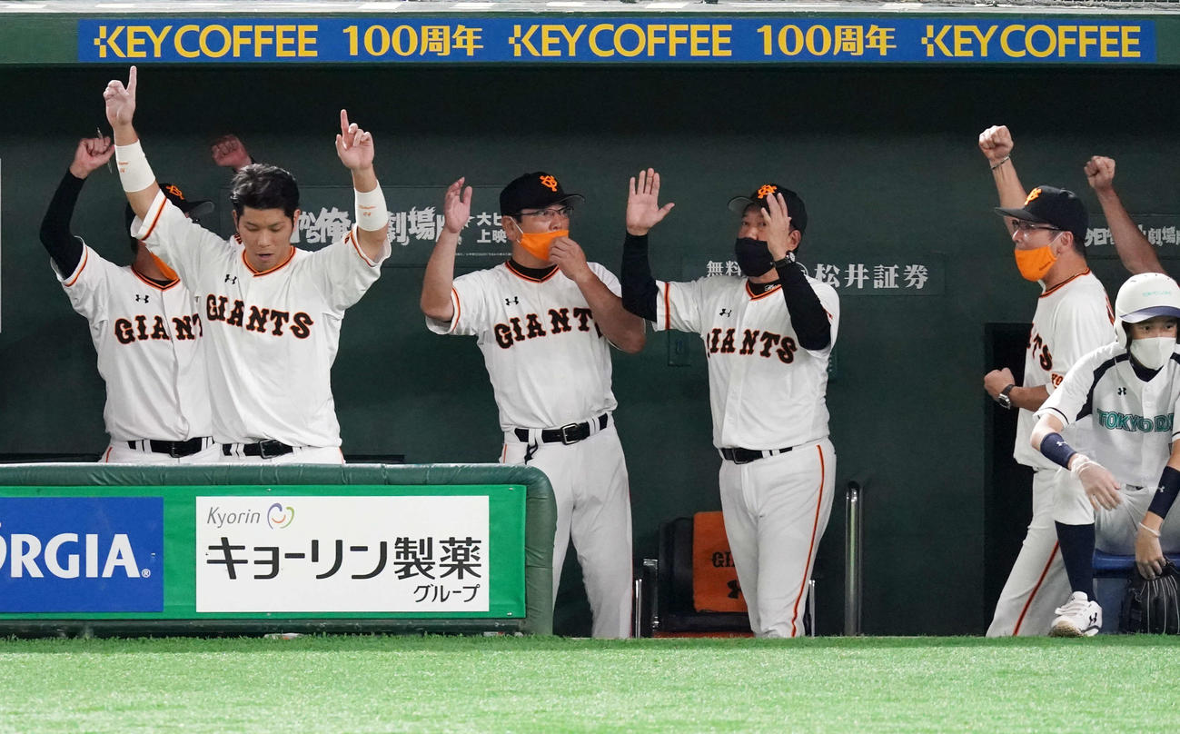 巨人対ヤクルト　8回裏巨人1死、坂本が勝ち越しソロ本塁打を放ち歓喜する原監督（左から4人目）ら（撮影・江口和貴）