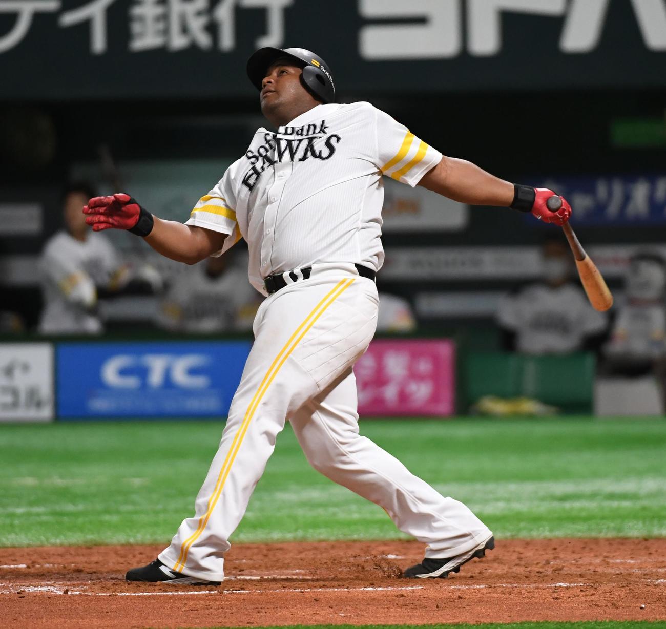 ソフトバンク対西武　4回裏ソフトバンク無死、デスパイネは左越えに勝ち越しのソロ本塁打を放つ（撮影・今浪浩三）