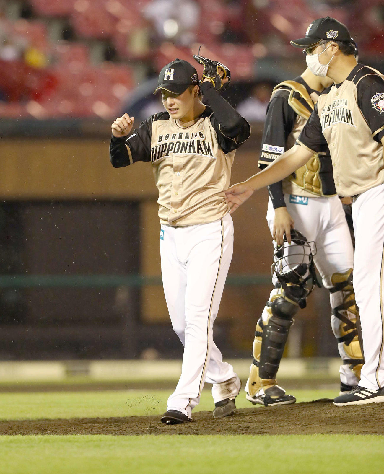 楽天対日本ハム　6回途中で降板する吉田輝（撮影・黒川智章）