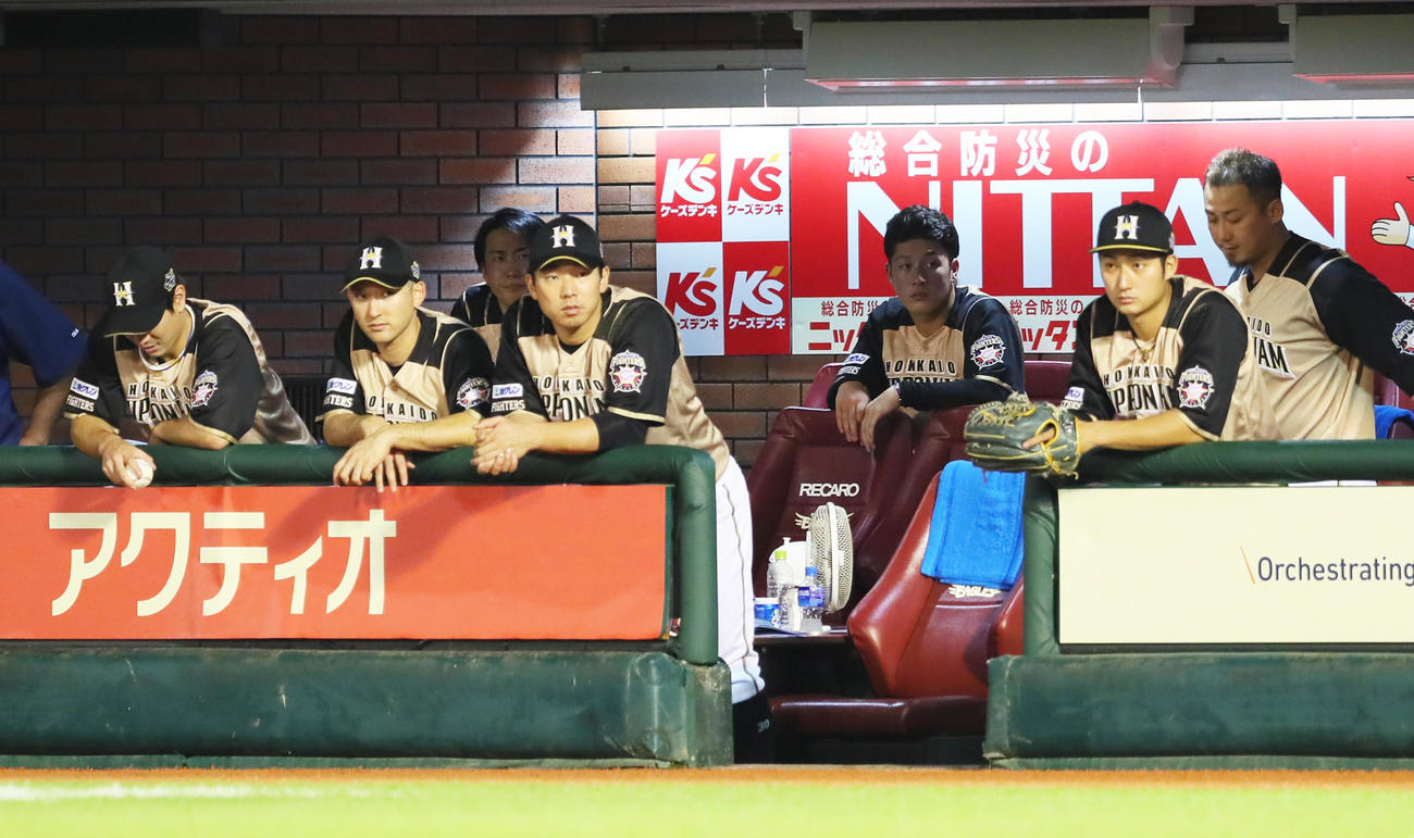 楽天対日本ハム　降板後、ベンチから試合を見つめる日本ハム吉田輝（右から3人目）（撮影・足立雅史）
