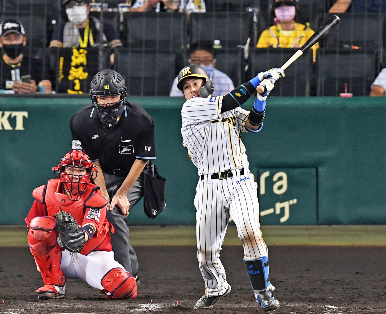 8回裏阪神無死、梅野は右中間に本塁打を放つ（撮影・前岡正明）