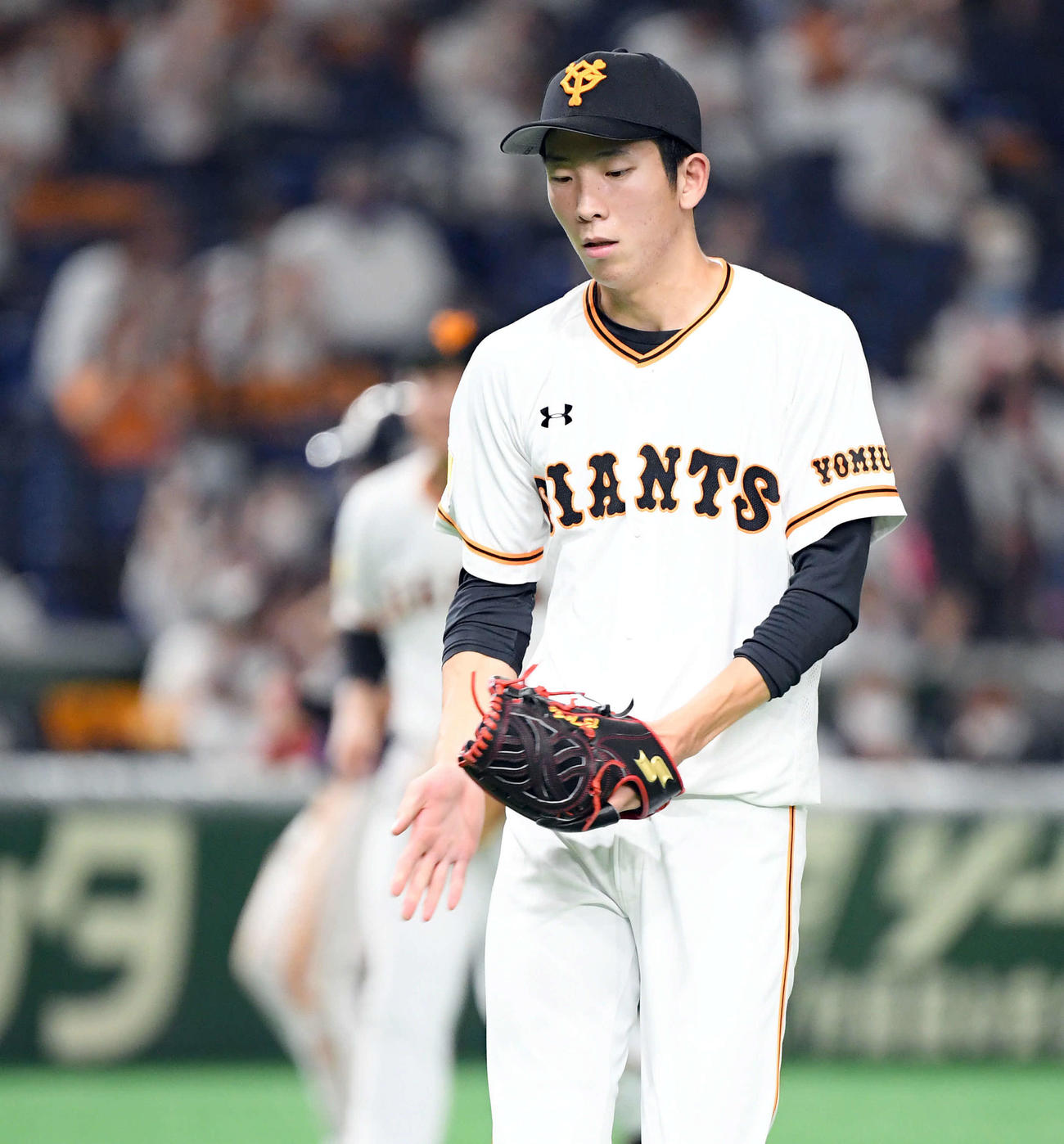 巨人対ヤクルト　7回表、無失点に抑えグラブをたたく巨人の先発戸郷（撮影・たえ見朱実）