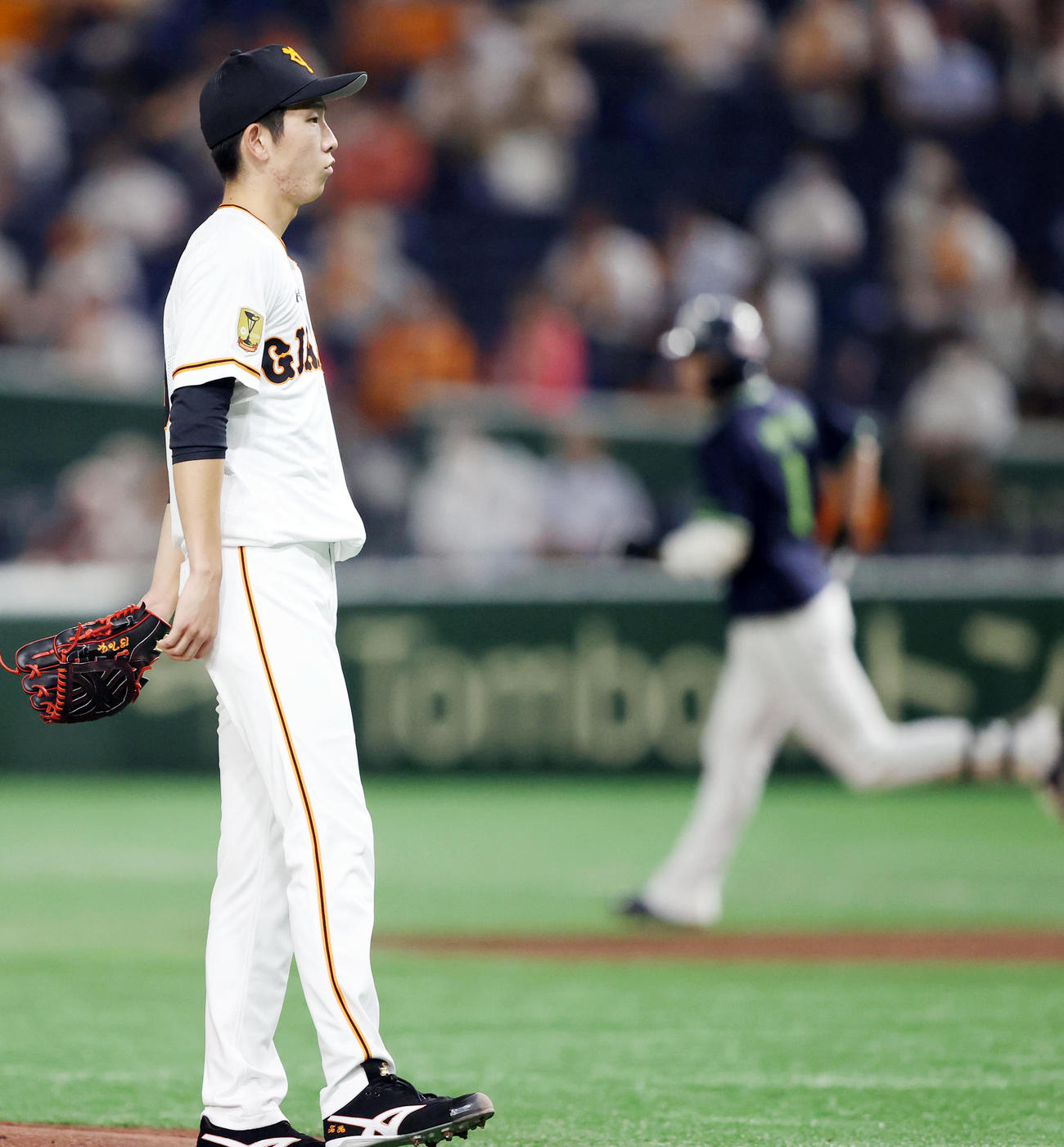 巨人対ヤクルト　1回表ヤクルト2死、山田哲（後方）に先制ソロ本塁打を浴びる戸郷（撮影・狩俣裕三）