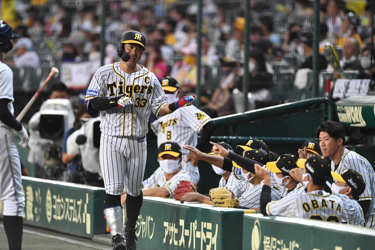 1回裏阪神無死一、二塁、投犠打を成功させ、ベンチ前で犠打のポーズをとる糸原健斗（撮影・岩下翔太）