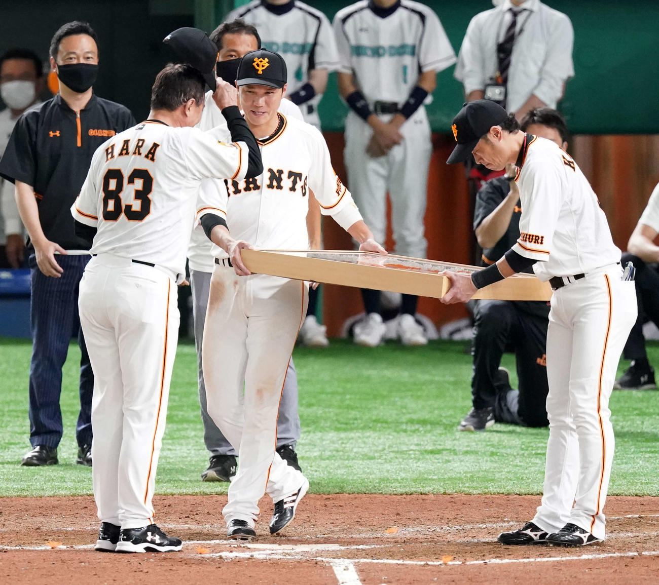 巨人対ヤクルト　球団最多の監督通算1067勝を挙げた巨人原監督（左）に記念品を贈呈する坂本（中央）と亀井（撮影・江口和貴）